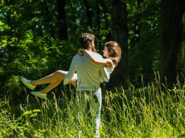 Ormandaki genç çift