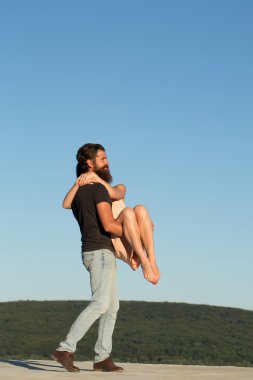 Mavi gökyüzünde genç bir çift