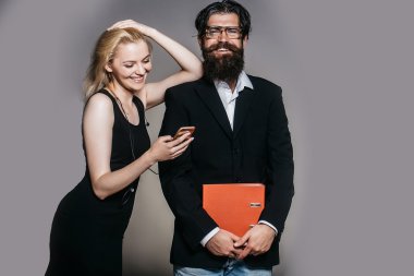 Gülümseyen kadın ve sakallı adam