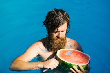 Karpuzlu ve bilardodaki bıçaklı adam.