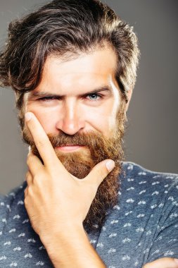 Uzun sakallı yakışıklı adam