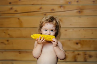 sarı mısır yeme komik küçük çocuk çocuk