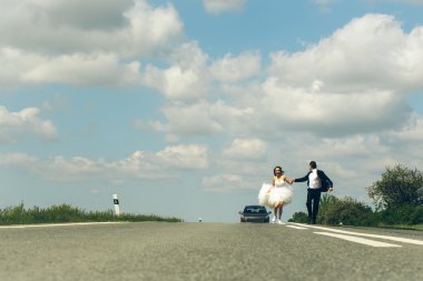 Düğün mutlu çift yolda çalışan