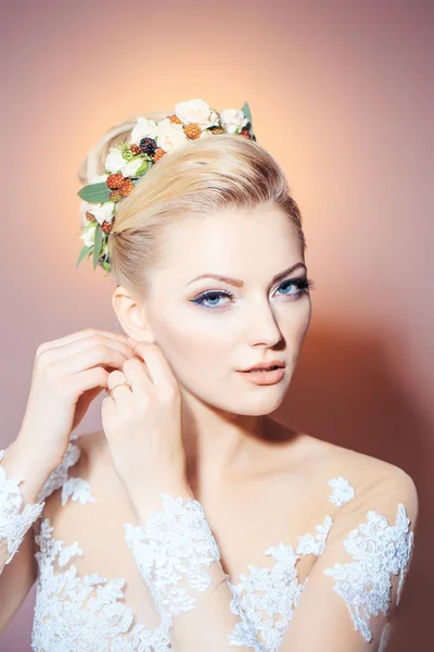 Ziemlich sexy blonde Braut Mädchen — Stockfoto