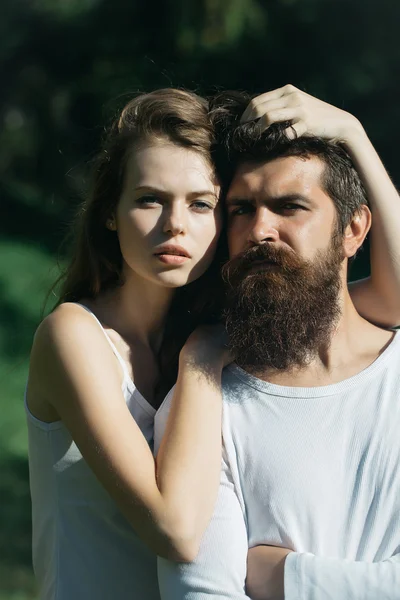 Sexy jovem casal no verde grama — Fotografia de Stock