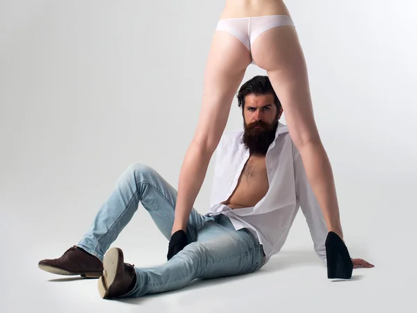 Бородатий чоловік з жіночими ногами і сідницями — стокове фото