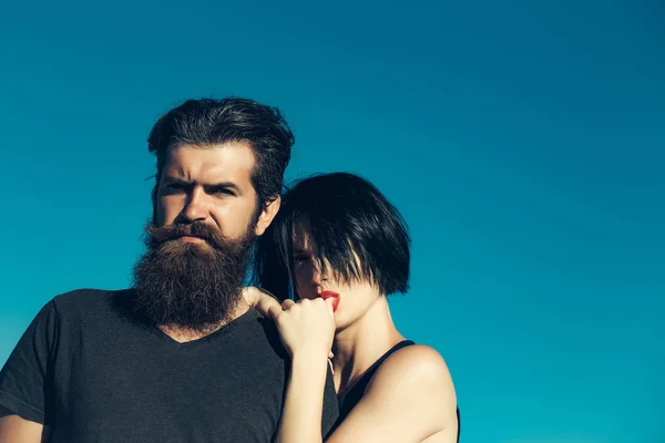 Jovem casal no céu azul — Fotografia de Stock