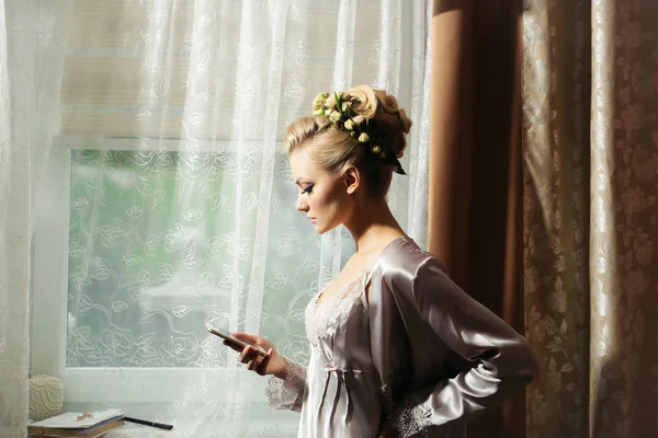 예쁜 신부 소녀 휴대 전화 — 스톡 사진