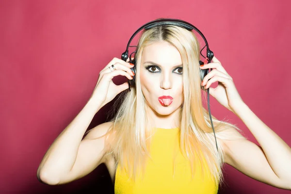 Jolie blonde fille dg dans casque sur rose — Photo