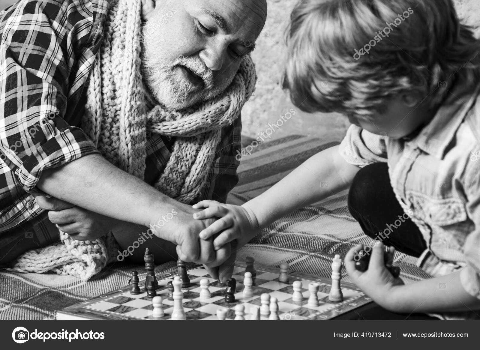 Infância. Sênior Ensinando Seu Neto a Jogar Xadrez. Criança