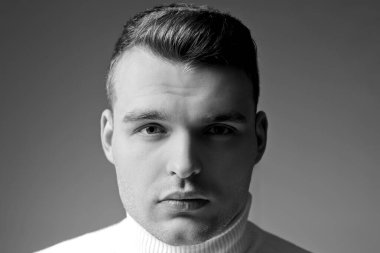 Parlak saç stiliyle yüzünü kapatan adam. Berber dükkanı konsepti. Yakışıklı adammış. Erkeklik ve güzellik. İyi giyimli bir adam şık bir görünüme sahip. Saç stili berber. Saç cilası stili. Hippi saç stili