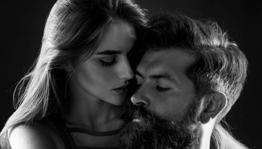 Aşık mutlu çift eğleniyor. Aşkta yakınlık ve şefkat. Aşık bir çiftin romantik portresi. Ben de seni seviyorum. Yaramaz ve tutkulu..