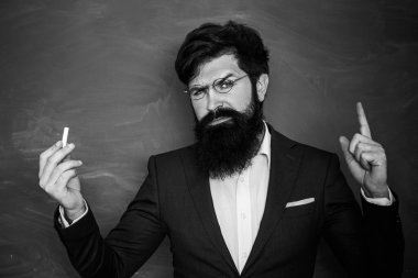 İyi öğretmenler öğretmekten hoşlanır. Eğitim ve öğrenim insanları kavramı - kadın öğretmen tahtaya yakın. Okula dön ve mutlu ol..