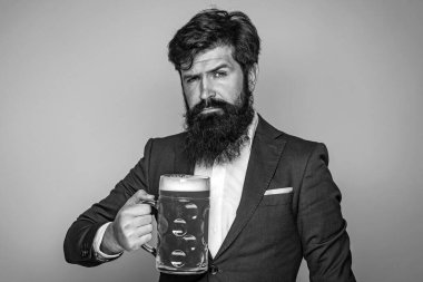 Siyah takım elbiseli adam bira içiyor. Biralı adam. Sakallı adam bira içer. Biralı Retro Man. Barda iyi eğlenceler..