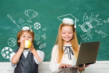 Okulda gülümseyen neşeli bir ruh hali. Sınıfta küçük bir kızla birlikte küçük tatlı bir anaokulu çocuğu. Birinci sınıf..