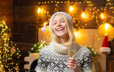 Noel kadını. İyimser ve karizmatik genç, mutlu, gülümseyen ve işaret eden sarışın portresi. Çalışma yılının sonunda. Noel 'i bekliyorum. Yeni yıldaki hedeflerin listesi. İzleyici ruh hali.