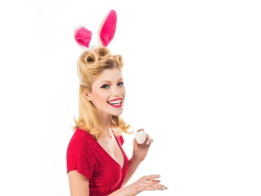 Paskalya için hazırlanan mutlu kadın. Tavşan kulaklı ve paskalya yumurtalı güzel sarışın kız. Güzel kız Paskalya yumurtası için avlanır. Tavşan kostümlü güzel bir kadın. Renkli Paskalya yumurtaları.