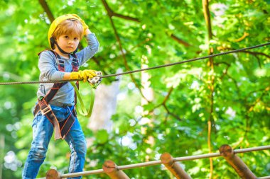 Tatlı çocuk oynuyor. Sanat eserleri, Eko Resort 'ta uçan tilki ya da örümcek ağını içeren oyunları tasvir eder. Her çocukluk önemlidir. Yeni yürümeye başlayan bir yaş. Çocuklar eğlenir
