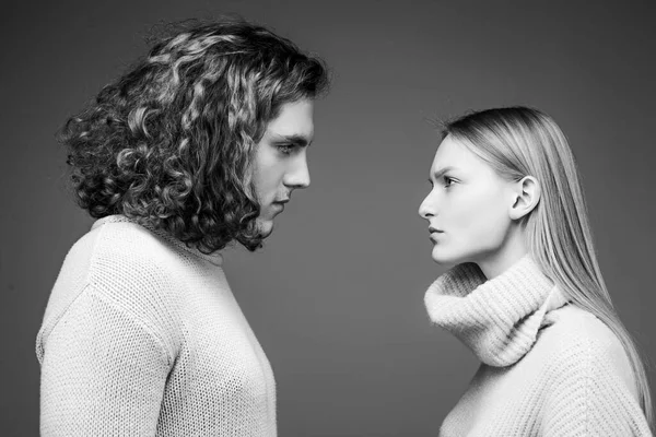 Vue latérale. Homme bouclé et femme blonde face à face, les yeux ouverts. Concept de confrontation dans la famille. Petit ami et petite amie se détestent. — Photo