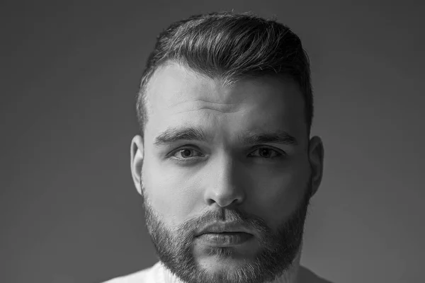 Goed verzorgde baardman stijlvol uiterlijk. Kapsel kapper. Man met baard macho close-up gezicht. Barbershop concept. Baard verzorgen. Hipster stijl baard. Knappe man met een baard. Mannelijkheid en schoonheid — Stockfoto