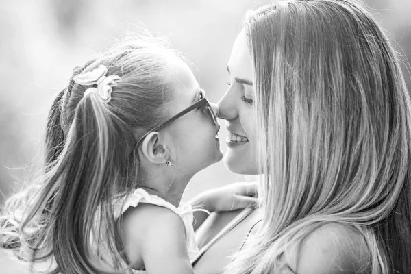 Generación familiar y concepto de personas. Retrato de cerca de una madre sonriente abrazando a una linda hija pequeña. Hijita abrazando a su madre feliz. — Foto de Stock