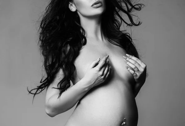 Espérance de vie naissance. L'amour. belle femme enceinte en jupe fleur de printemps. future mère a bébé à l'intérieur. santé des femmes. fille avec un gros ventre. grossesse. Préparation à la maternité. concept d'attente — Photo