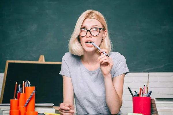 Giovane studentessa seria che studia a scuola. Esame al college. Ritratto di creativa giovane donna sorridente Studente in occhiali. — Foto Stock