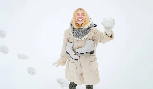 Vinterlek. Vacker kvinna njuter av första snön. Njuter av naturen vintertid. Modell bär snygg stickad vinter hatt och handskar. Ung kvinna på vintern. — Stockfoto