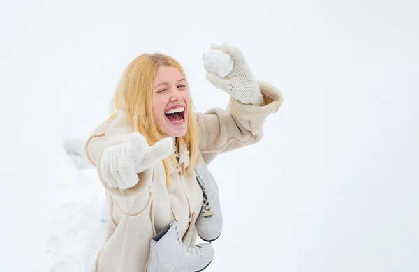 Julen. Bär rolig hatt rutig halsduk och rock. Vackert vinterporträtt av ung kvinna i vinterns snöiga landskap. Vinter kvinna porträtt utomhus. — Stockfoto