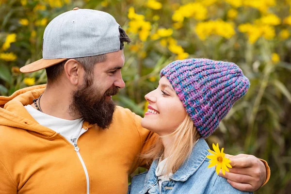 Unbekümmerte junge Frau mit gutaussehendem bärtigen Mann im trendigen Vintage-Pullover oder Pullover. Hallo Herbst. Romantisches Herbst-Paar posiert vor Naturkulisse. — Stockfoto