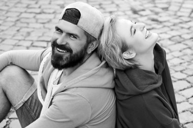 Sonsuza dek genç. Çiftler birlikte takılır. Kaygısız insanlar. Gençler sadece eğlenmek ister. Özgürlük duygusu. Gençlik modası. Özgür ve şık hissediyorum. Erkek ve kadın. Gençler için modern kıyafetler. Açık havada dinlenmek.