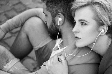 Özgür ve şık hissediyorum. Erkek ve kadın. Gençler için açık havada dinlenen modern kıyafetler. Çiftler birlikte takılır. Gençler sadece eğlenmek ister. Özgürlük duygusu. Sonsuza dek genç. Gençlik modası. Müziğin tadını çıkarıyorum.