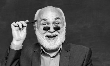 Karatahta masasının yanındaki sınıfta dost canlısı bir öğretmen. Eğitim ve öğrenim insanları kavramı - kadın öğretmen tahtaya yakın. Öğretmenler günü. Teşekkürler öğretmenim..