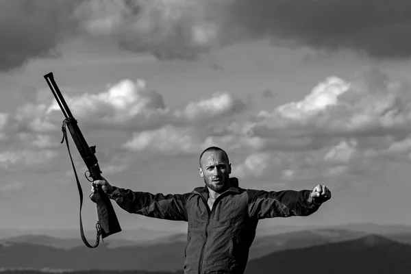 Emocionado Hunter con su rifle. Lugares naturales para la caza. Hunter con escopeta después de una cacería. Objetivo Hunter con mira láser. Licencias de caza. —  Fotos de Stock