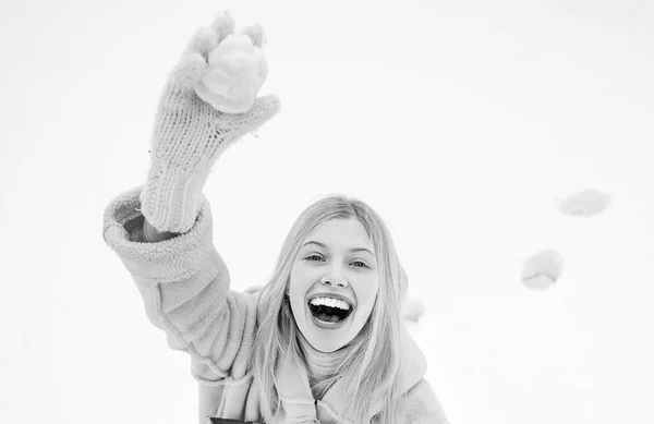 Engraçado sorrir jovem mulher no inverno ao ar livre. Vestindo chapéu engraçado lenço xadrez e casaco. Feliz inverno, mulher divertida. Jogo de Inverno. Bela jovem sorridente em roupas quentes com patins de gelo. — Fotografia de Stock