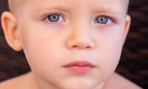 Cuidado de niños. El niño tiene alegría de verano. Niño lindo juguetón alegre niño divertido mueca cara. — Foto de Stock