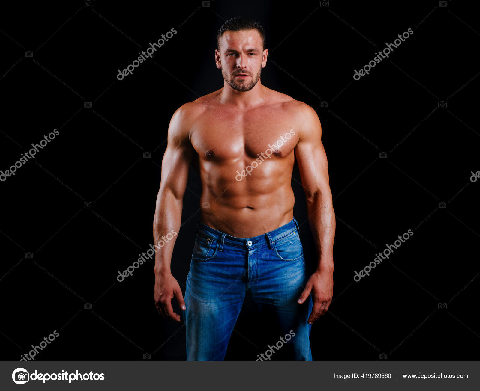 Muskulöse hemdlose Mode männliches Modell. Starker Mann. Kerl im angesagten Stil auf schwarzem