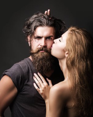 Şehvetli çift dudaklarını öpüyor. Aşıkların seksi öpücüğü.