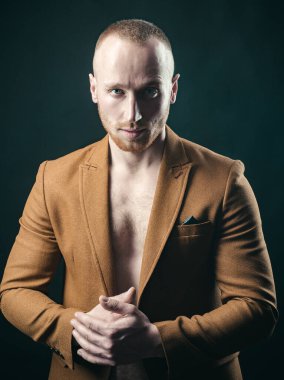 Takım elbiseli genç adam. Kendine güveni olan yakışıklı adam..