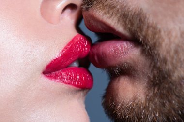 Öpüşen kadın ve erkeğin seksi dudakları..