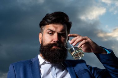 Yakışıklı sakallı adam yorgun ve üzgün görünüyor. Yalnız viski içiyor, alnını ovuyor, depresyona giriyor. Üzgün mutsuz, bitkin..