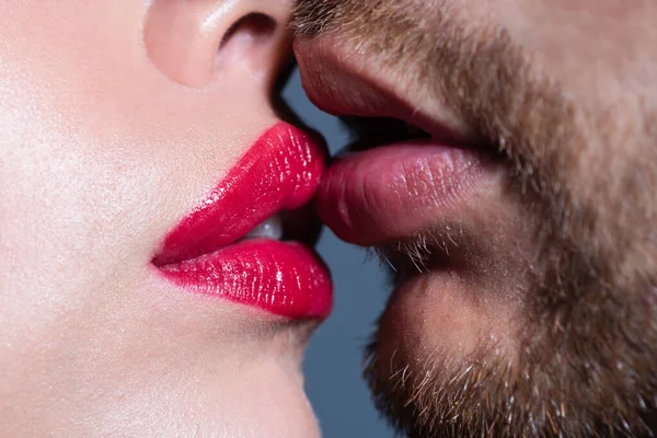 Sexy labios de hombre y mujer besándose. — Foto de Stock