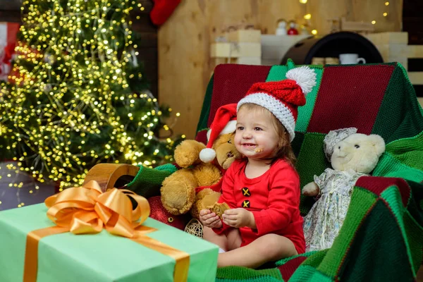 サンタの帽子をかぶった幸せな赤ちゃん。新年の幼児. — ストック写真