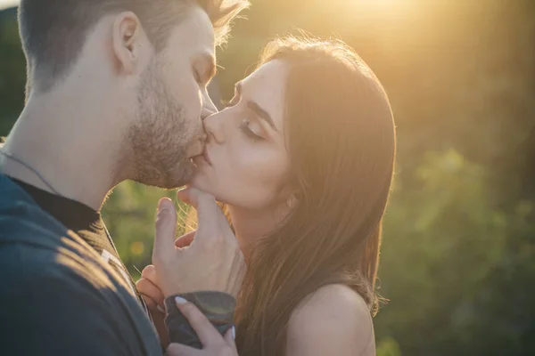 Romantik, güzel sevgililer öpüşüyor. Tutkulu randevu ve aşk. — Stok fotoğraf