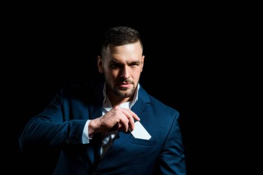 Kredi kartı olan bir iş adamı..