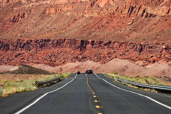 Paisagem americana natural com estrada de asfalto para o horizonte. — Fotografia de Stock