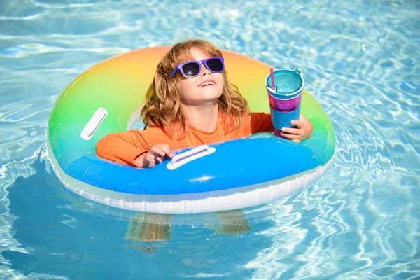 Divertimento delle vacanze estive. Cocktail sulla piscina watter in estate. Divertente ritratto di bambino. Ragazzo che si diverte in piscina all'aperto. Stile di vita sano dei bambini. — Foto Stock