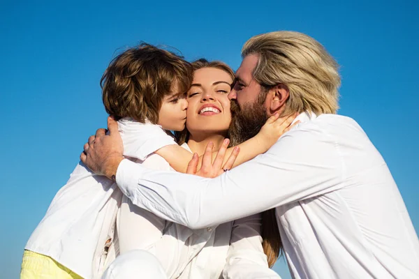 Heureuse jeune famille amoureuse embrasser en plein air. — Photo