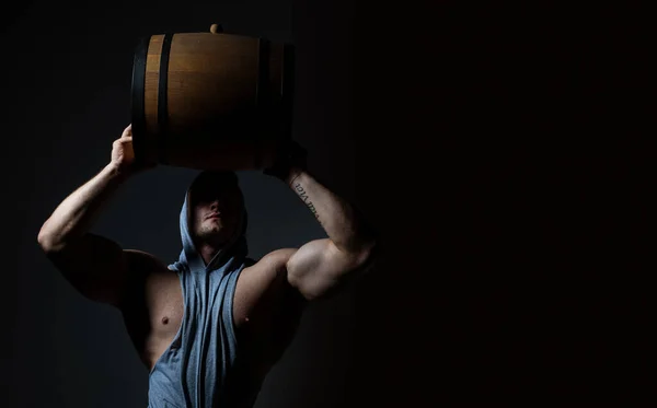 Bira fabrikasında güçlü bir adam fıçıyı tutuyor.. — Stok fotoğraf