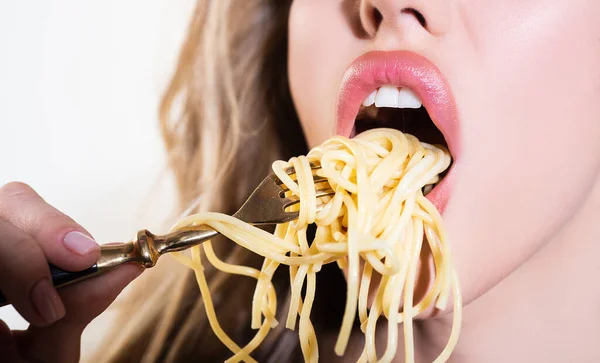 Feche os lábios sexy com macarrão macarrão. Boca fêmea comer espaguete. — Fotografia de Stock